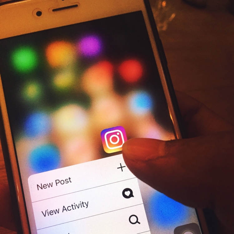 mobiele telefoon met social media pictogrammen en wijsvinger