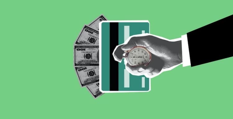 Groene foto met klok in hand voor alarm uitbetaling met dollars en pinpas