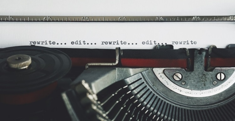 Rode ingezoomde foto van typmachine met rewrite… edit…