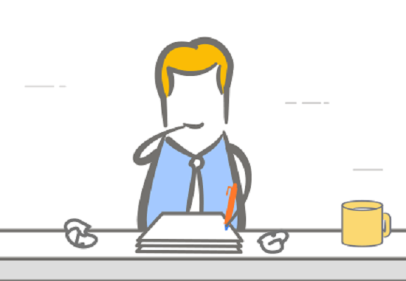 Man die voor koffiemok aan bureau zit te werken aan een stapel papieren